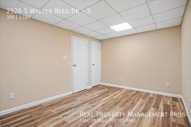 Building Photo - 2528 S Walter Reed Dr