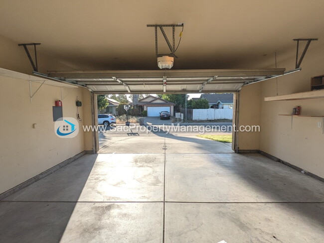 Building Photo - Amazing 4 Bedroom 2 Bathroom Home in a Qui...