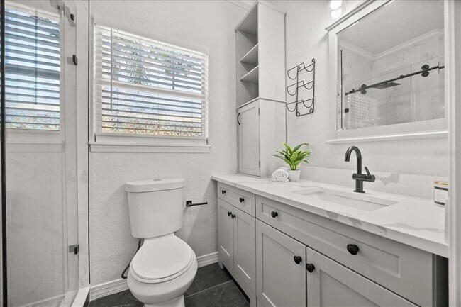 Building Photo - 748 Altaloma Ave