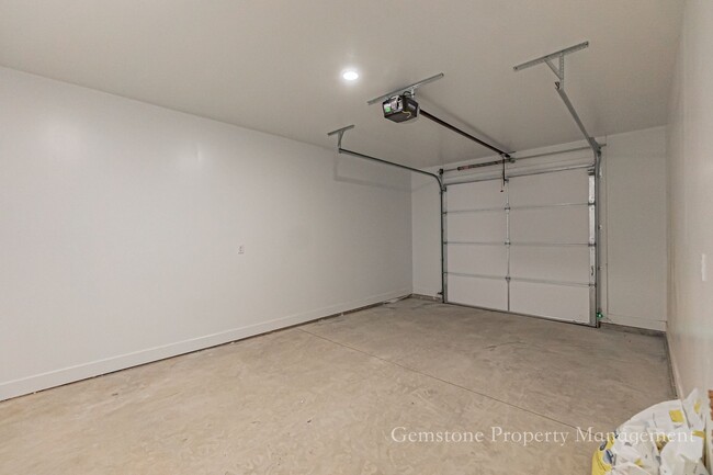Building Photo - END UNIT - Darling 3 Bed 2.5 bath townhome...