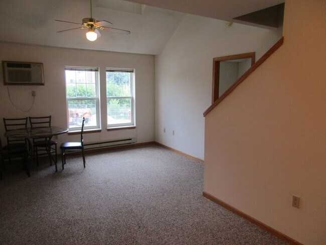 Building Photo - 3 Bedroom, 2 Bath