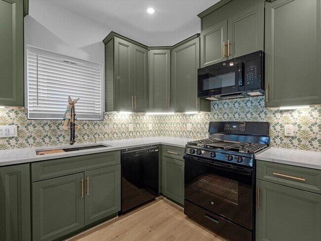 Building Photo - 900 Lucky St