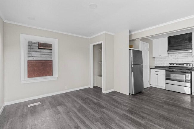 Building Photo - Beautifully Renovated 3 Bedroom 1 Bath Hom...