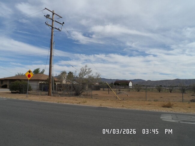 Building Photo - 3 Bedrooms, 1.75 Bathrooms, Approx. 1542 sq. ft., 2 Car Garage, Covered Patio, Large Fenced Corne...