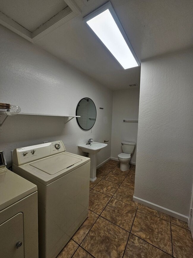 Building Photo - Scottsdale - 5 bedroom, 3 bath - Remodeled...