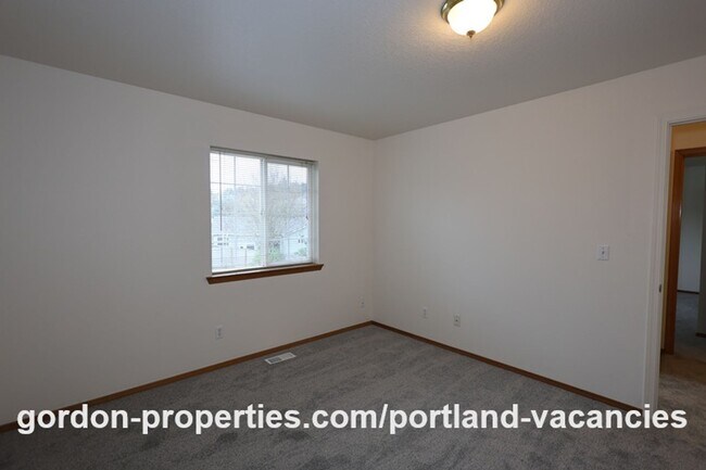 Building Photo - SE Knapp Circle - 3 bedroom duplex with attached single car garage