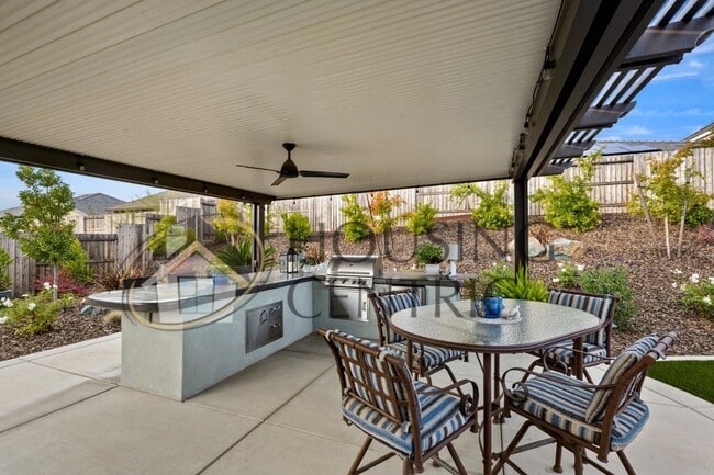 Building Photo - STUNNING Single Story Home with a Resort Style Backyard!