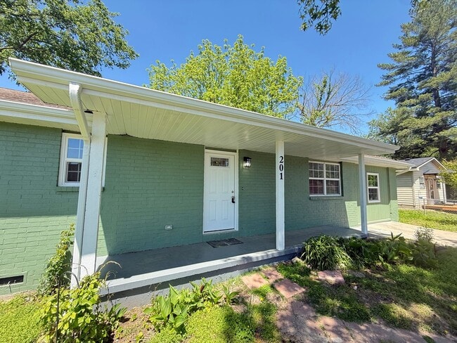 Building Photo - 4 bed 2 Bath Ozark, MO