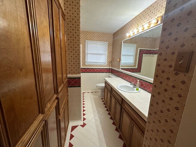 Building Photo - 606 Wilshire - 4/Bed 2/Bath