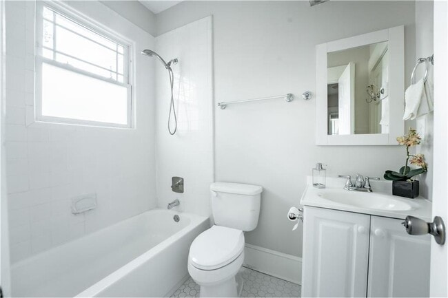 Building Photo - 875 Oakhill Ave SW