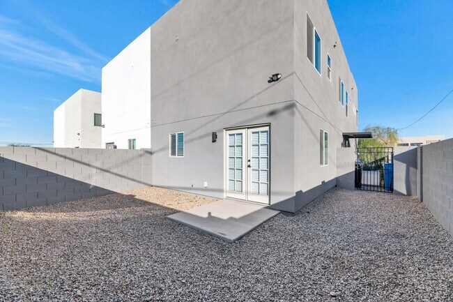 Building Photo - 2509 E Broadway Rd