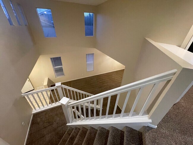 Building Photo - Wonderful Home Close to Shopping and Public Transportation.