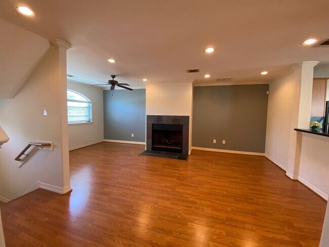 Building Photo - Beautifully maintained 3-bedroom, 3.5-bath townhome