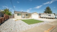 Building Photo - For Rent: Beautifully Updated 3-Bedroom Ho...