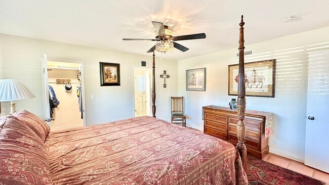 Building Photo - Beautifully Appointed & Fully Furnished, S...