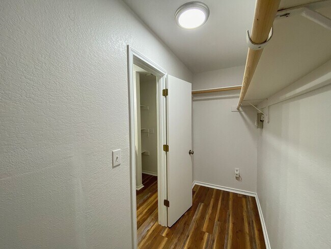 Building Photo - Washer/Dryer Included – Move-In Ready Home in Hills of Shaenfield!