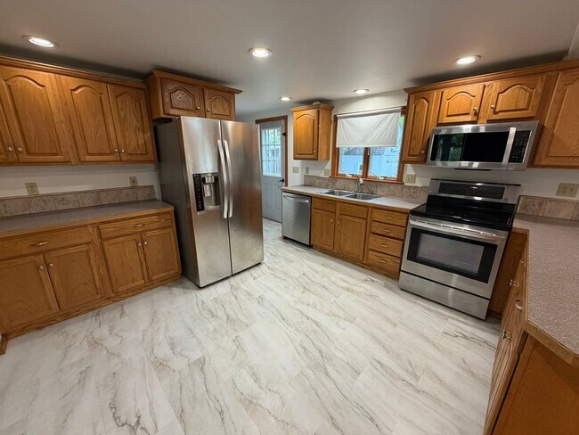 Building Photo - Beautiful 4 Bed / 2 Bath, Single Family Home. Close to Downtown Northampton!
