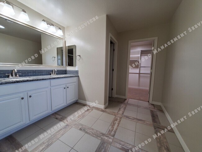 Building Photo - **Move-In Special** Spacious 5-Bedroom Ran...