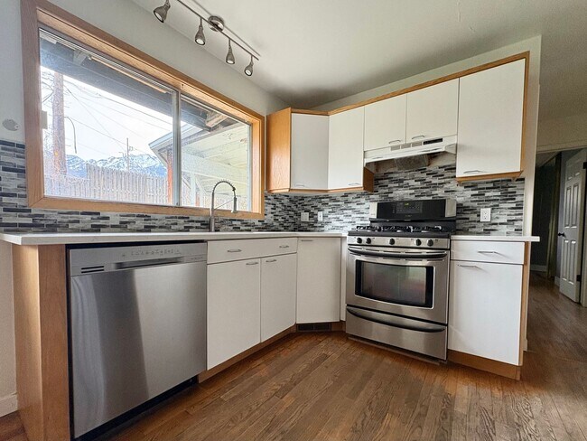 Building Photo - Charming 3-Bedroom Millcreek Home!