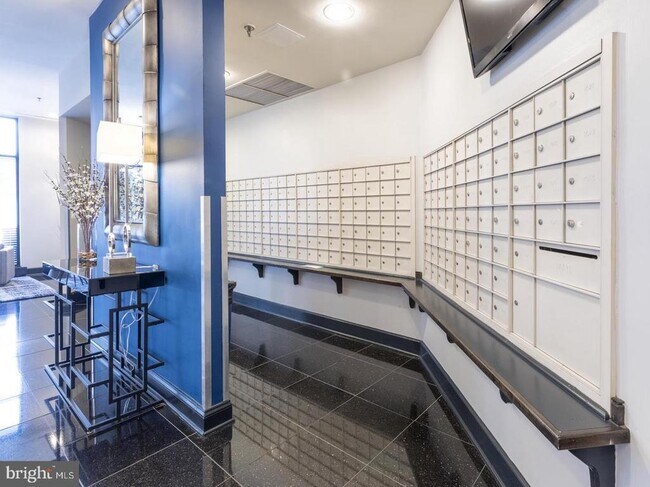 Building Photo - 1001 N Randolph St