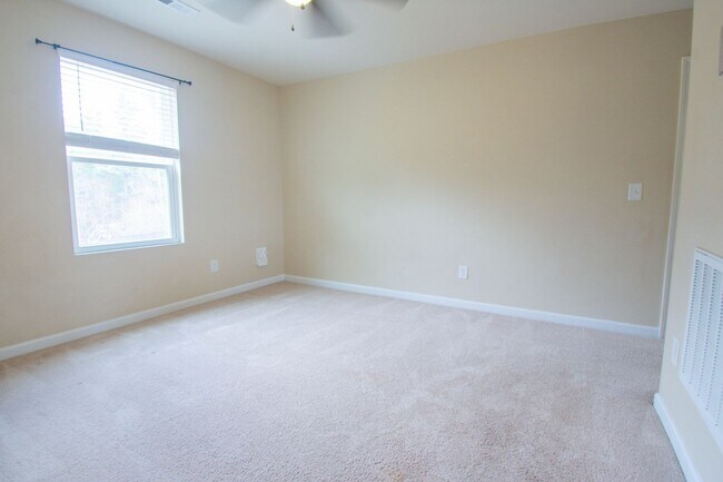 Building Photo - 4 Bedroom 3 Bathroom Home- Pets Okay!