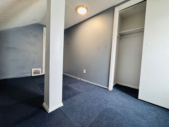 Building Photo - Comfort Meets Convenience: Beautiful 5-Bedroom Single-Family Home Family-Friendly