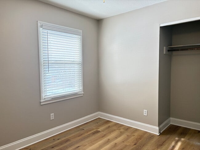 Building Photo - 3 Bedroom, 2 Bathroom House in Burlington!