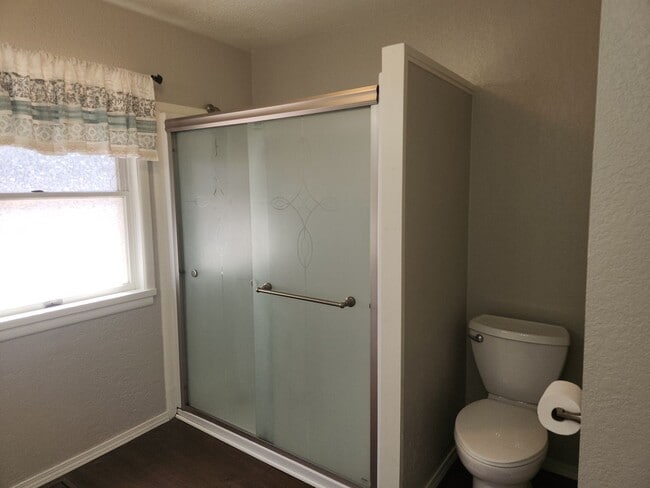 Building Photo - Updated 2 bed + bonus room / 2 bath home
