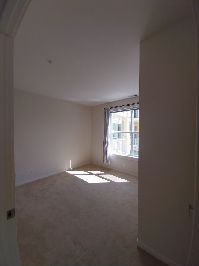 Building Photo - Beautiful 2 beds/1.75 baths condo in sough...