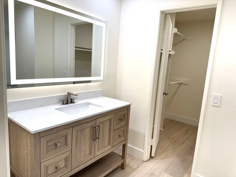 Building Photo - 4648 Park Granada