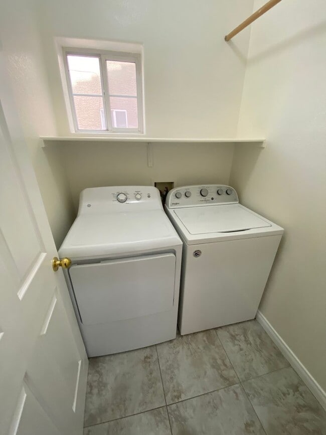 Building Photo - 2 Story, 3 bedroom, 2.5 bathroom home in Silverado Ranch