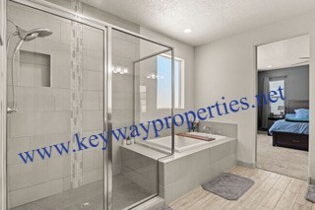 Building Photo - Like New Los Lunas Home!