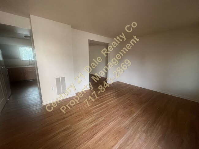 Building Photo - Lovely 2 BR, 1.5 Bath townhome in the Lexi...