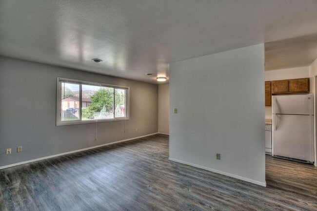 Building Photo - NOVEMBER RENT FREE!!! WATER/SEWER INCLUDED IN RENT!