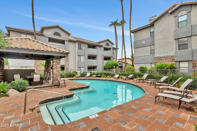 Building Photo - 2025 E Campbell Ave