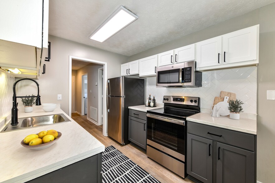 Kitchen with stainless steel appliances - Avana Chase