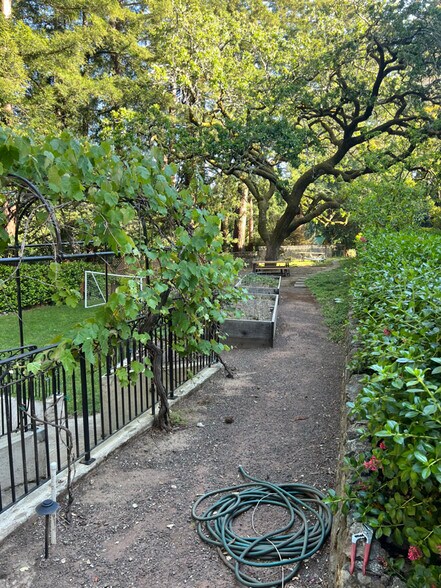 Building Photo - 2141 Forest View Ave