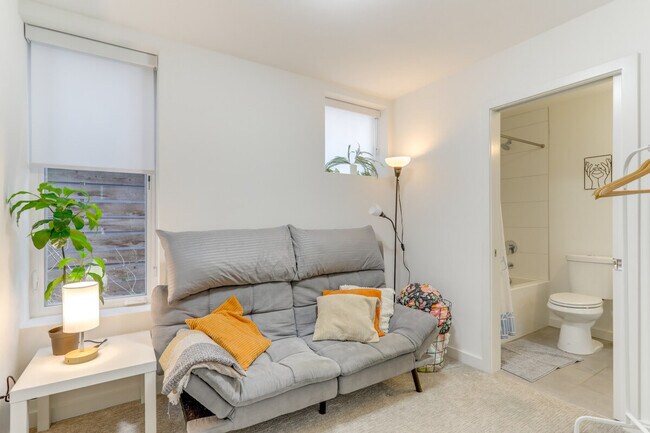 Building Photo - 128A W Florentia St