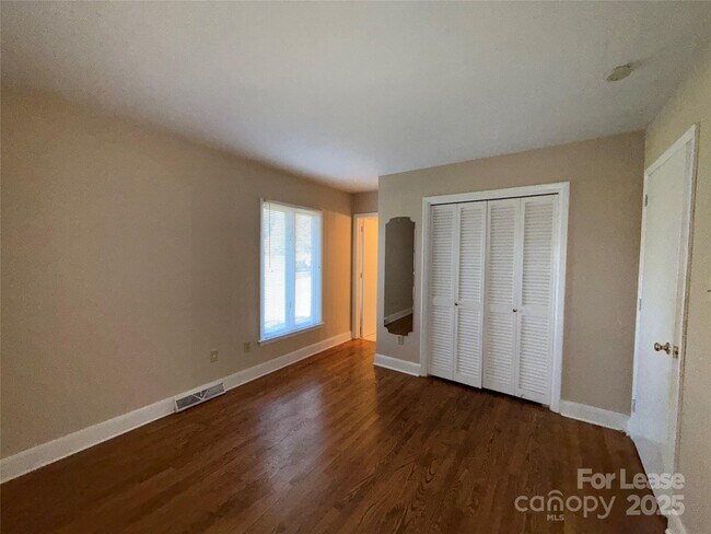 Building Photo - 925 Perth Rd