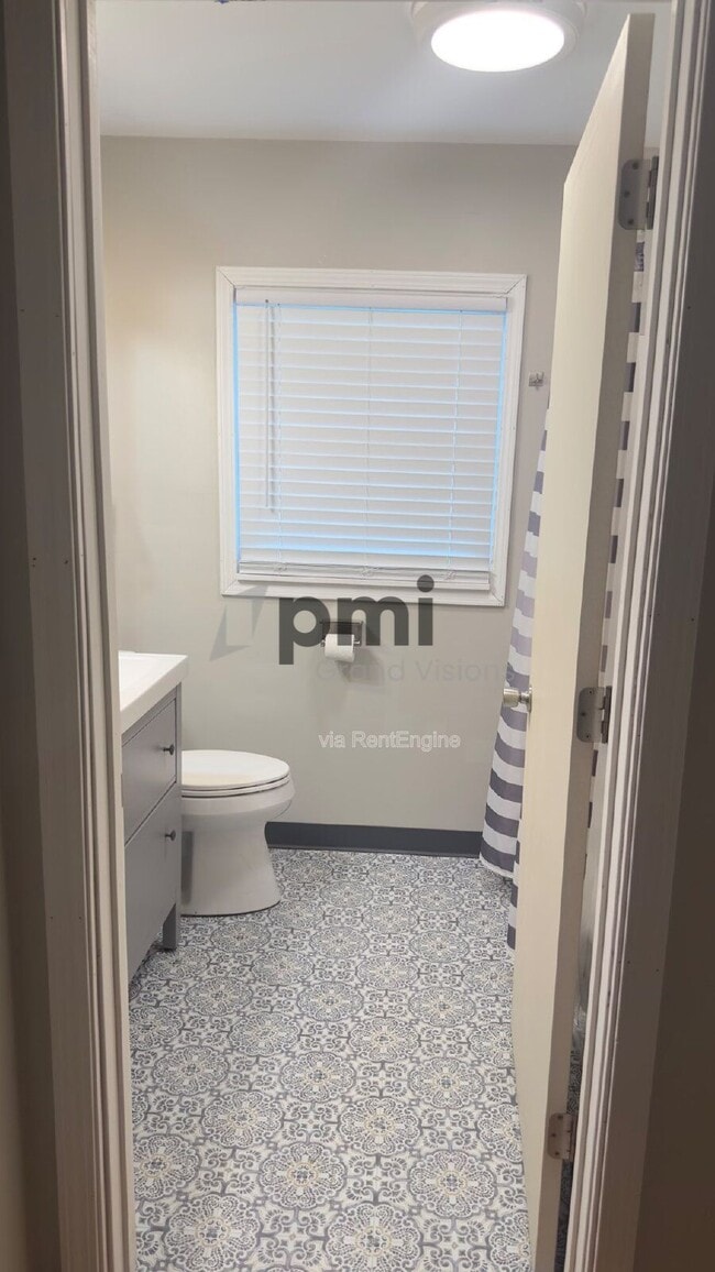 Building Photo - 1528 Division St