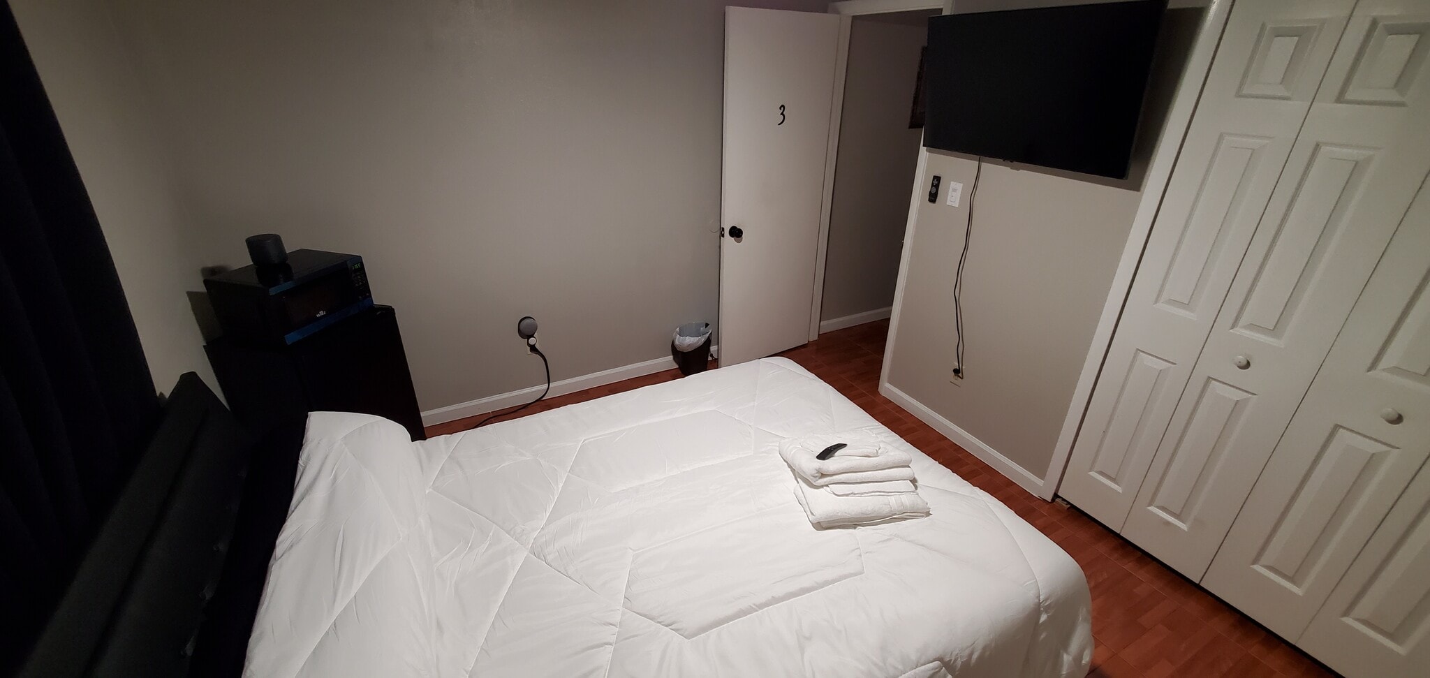 Queen Bed, 45" Smart Tv, Mini Fridge Dresser & Black Out Curtains - 2665 Bay Leaf Dr