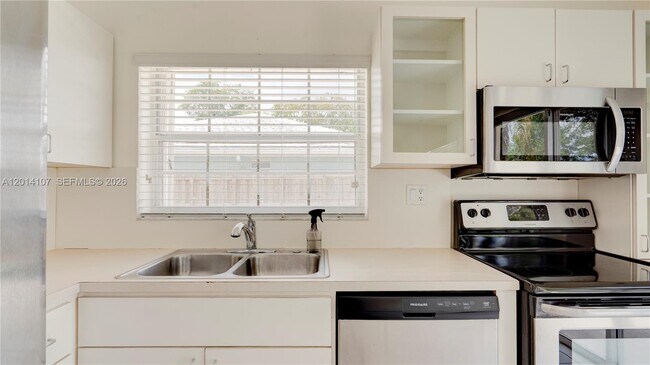 Building Photo - 6410 SW 112th Pl
