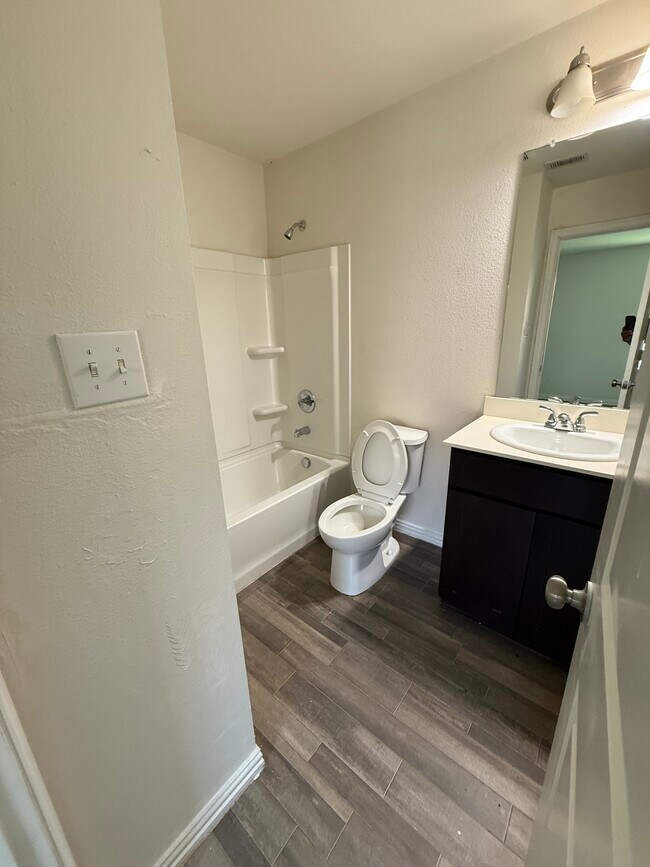 Building Photo - 330 Glenbrook