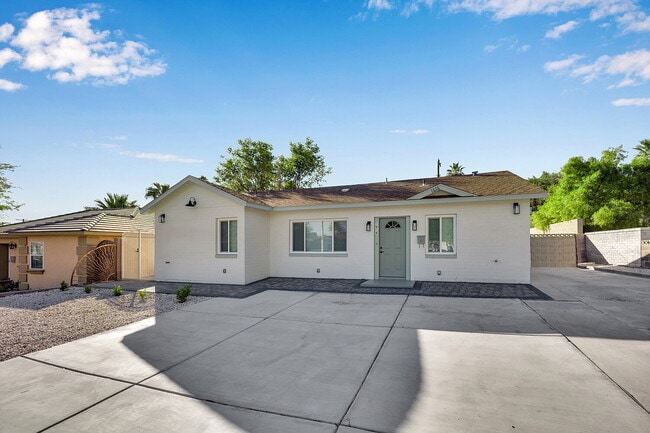 Building Photo - SIGN YOUR LEASE BY DEC 1ST AND RECEIVE YOUR FIRST 2 WEEKS RENT FREE! Beautifully updated 3-bedroo...