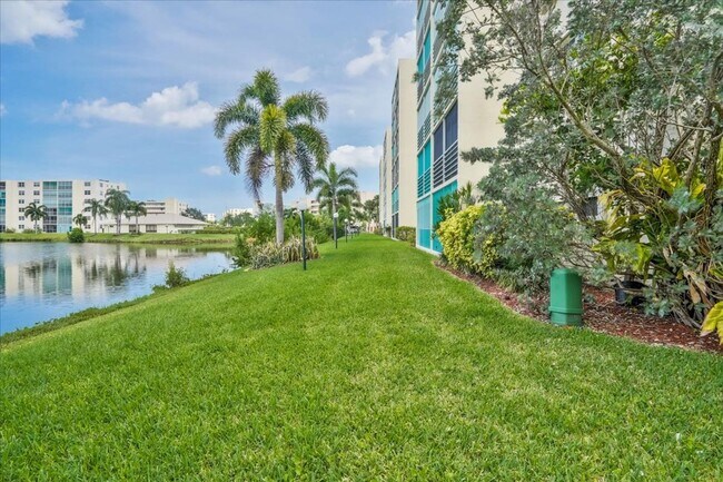 Building Photo - Meadowbrook Lakes View East Condominiums - Dania Beach