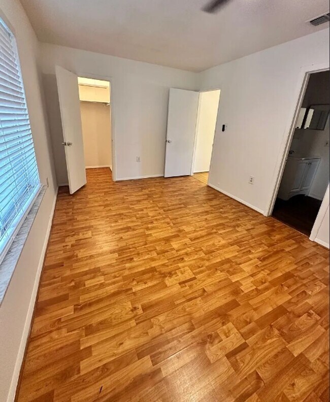 Building Photo - Beautifully Renovated 2-Bedroom, 1.5-Bathroom Townhouse in North St. Petersburg