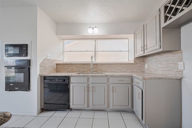 Building Photo - 2107 Creekshire Dr