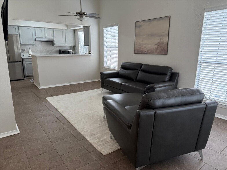 Building Photo - 2932 Manhattan Blvd