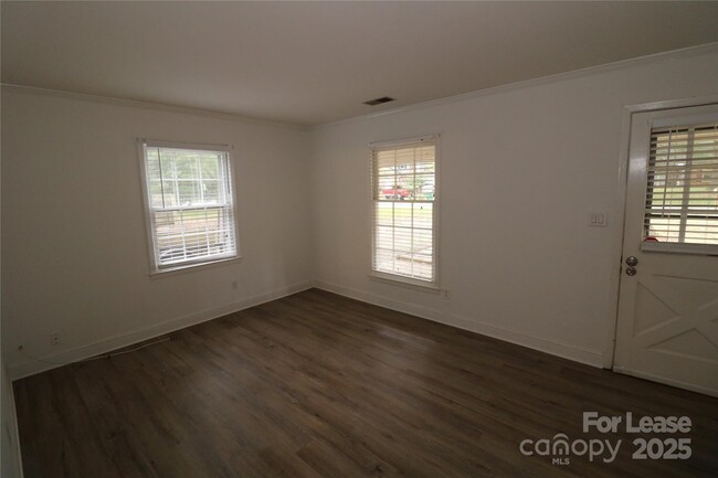 Building Photo - 7104 Lake Dr