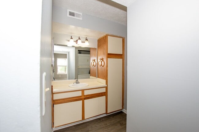 Building Photo - Awesome 1BR Condo w Amenities, Hampton